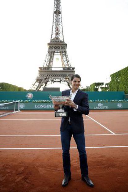 Rafael Nadal posa con el trofeo del Abierto de Francia cerca a la torre Eiffel de París