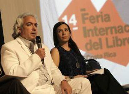 El ministro de Cultura costarricense, Manuel Obregón (i), y la directora artística de la feria Internacional del Libro (FIL), Karina Salguero (d), participan en una rueda de prensa en San José (Costa Rica). EFE/Archivo