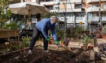 La Maria Rosa, veïna de l'Esquerra de l'Eixample, llaura la terra a l'Hort de la Lola, als Jardins de Montserrat.