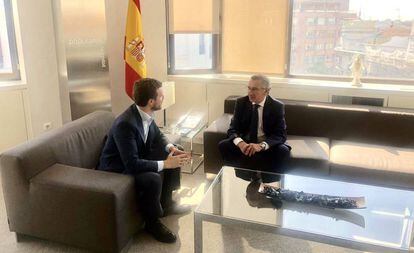 El presidente del PP de Aragón, Luis María Beamonte, con el líder del partido, Pablo Casado, en la sede nacional del PP en Madrid este martes.