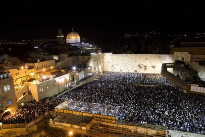 Decenas de miles de judíos de todo el mundo se concentran ante el Muro de las Lamentaciones de Jerusalén para una multitudinaria ceremonia de penitencia antes de la jornada del Yom Kipur, la celebración más sagrada del calendario hebreo, el 10 de octubre en Jerusalén. Se trata de un ritual que se remonta a la Edad Media, y que no deja de ser un acto de fe colectiva ante el que consideran su único Dios.