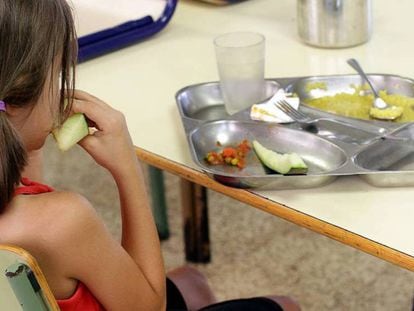 Una ni&ntilde;a almuerza en un comedor escolar.  