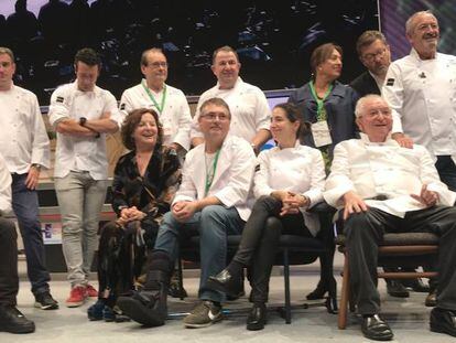 Cocineros como Joan Roca, Karlos Arguiñano, Eneko Atxa y Martin Berasategi, entre otros, homenajean a Juan Mari Arzak (sentado, a la derecha).