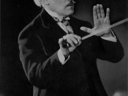 Arturo Toscanini, dirigiendo una orquesta.