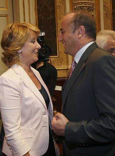 Esperanza Aguirre y Miguel Sebastián hablan durante la toma de posesión de Carlos Berzosa.