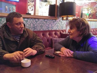 El líder asesinado de la autoproclamada República de Donetsk, Alexander Zajarchenko, en una entrevista con Pilar Bonet, en 2017 en un hotel de Donetsk