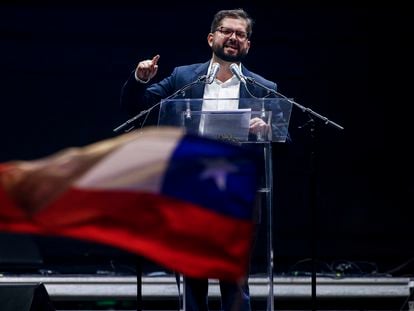 El presidente electo de Chile, Gabriel Boric, habla ante decenas de miles de personas en la Alameda, la principal avenida de Santiago de Chile.