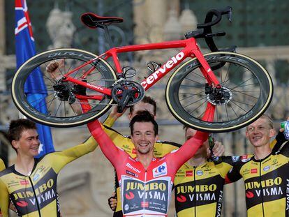 El ciclista esloveno Primoz Roglic celebra su triunfo en la Vuelta
