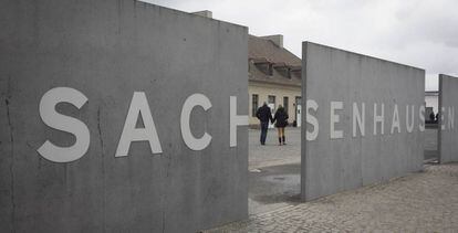 Dos visitantes en la entrada de Sachsenhausen, el antiguo campo de concentración nazi convertido en museo, cerca de Berlín.