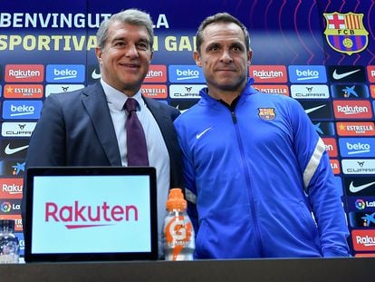 Joan Laporta, junto a Sergi Barjuan, en la sala de prensa de la Ciudad Deportiva.