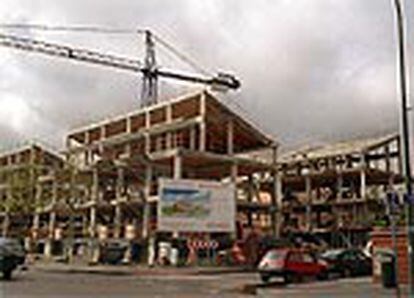Este año se entregarán muchas viviendas de las 1,3 millones iniciadas en 2000 y 2001.