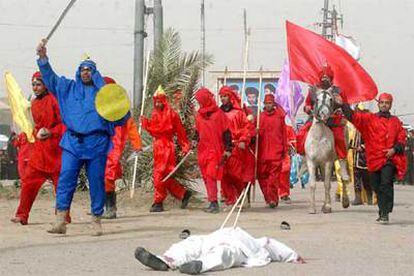 Iraquíes escenifican el martirio del imán Husein en Bagdad.