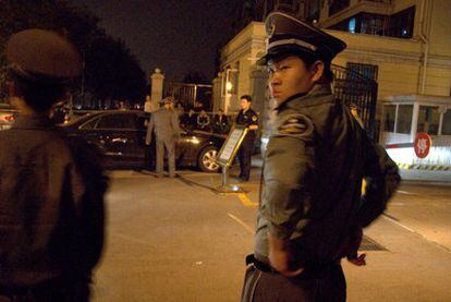 Varios agentes custodian la entrada de la vivienda de Liu Xiaobo, ganador del Nobel de la Paz.