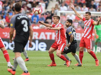 Pere Pons controla el balón ante la mirada de Banega.