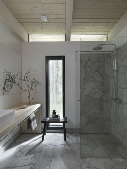 Incluso el baño tiene relación visual con el exterior. La calefacción es radiante y la piedra blanca del suelo proviene de Laponia.
