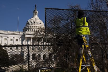 Un operario ultima la instalación de una valla de seguridad "inescalable" en torno al Capitolio, este lunes.