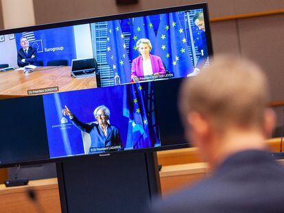 Imagen de la reunión preparatoria para la cumbre del euro, en la pantalla: el presidente del Eugrogrupo, Pascal Donohoe, la del BCE, Christine Lagarde, con la mano levantada, y la de la Comisión Europea, Ursula von der Leyen. De espaldas un miembro del gabinete de Charles Michel, presidente del Consejo Europeo.