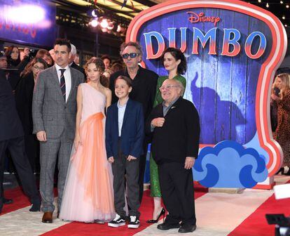 De izquierda a derecha, Colin Farrell, Nico Parker, Finley Hobbins, Tim Burton (con gafas), Eva Green y Danny DeVito en el estreno europeo de 'Dumbo' en Londres el pasado 21 de marzo.
