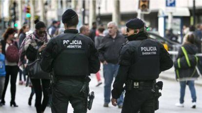 Agentes de los Mossos en el Portal de l&rsquo;&Agrave;ngel de Barcelona. 
 