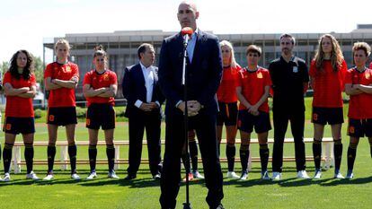 El presidente de la Federación Española de Fútbol, Luis Rubiales, con la selección femenina antes de viajar al Mundial.