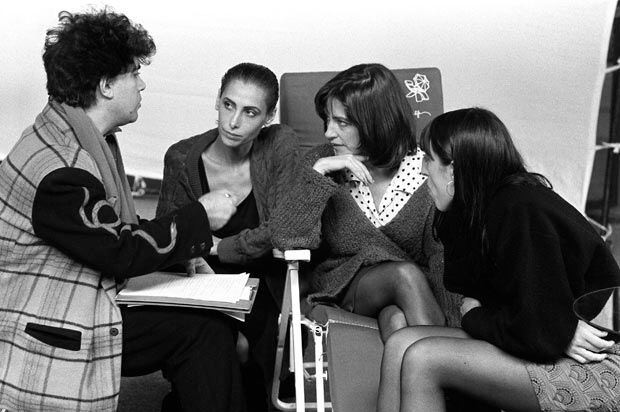 Pedro Almodóvar charla con tres de sus musas favoritas: María Barranco, Carmen Maura y Rossy de Palma, en una imagen de los años 80.