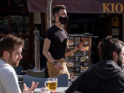 Un camarero atiende unas mesas este jueves en un bar de Sevilla.