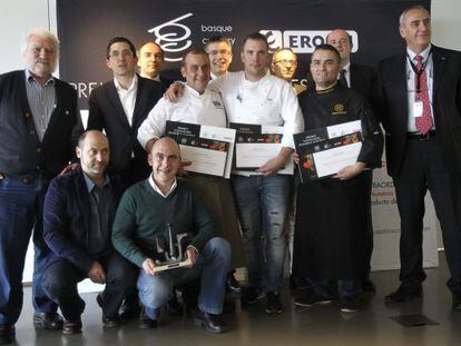 Cocineros y patrocinadores, tras la entrega de premios en San Sebasti&aacute;n.