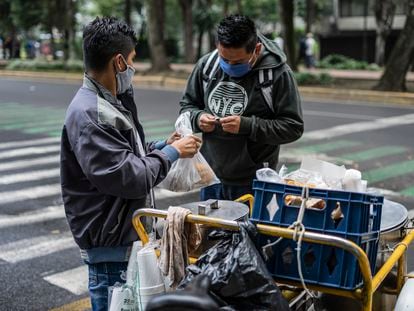 Un vendedor ambulante de tamales en Ciudad de México, el 20 de agosto de 2020.