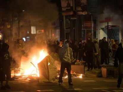 Un grupo de j&oacute;venes durante los altercados en el barrio de Sants tras el desalojo de Can Vies