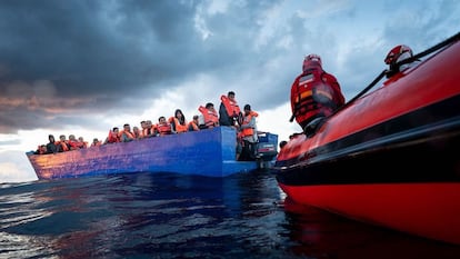 El Aita Mari rescata el pasado octubre en el Mediterráneo, a su paso por Lampedusa, a 105 personas, entre ellas dos menores.
