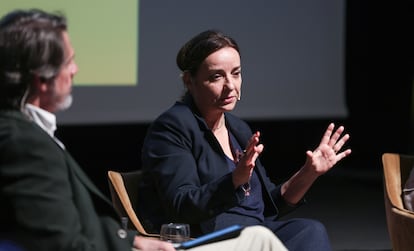 La directora de EL PAÍS, Pepa Bueno, durante su intervención en el coloquio 'Periodismo ¿estado de crisis?', organizado por el Hay Forum Festival Sevilla.