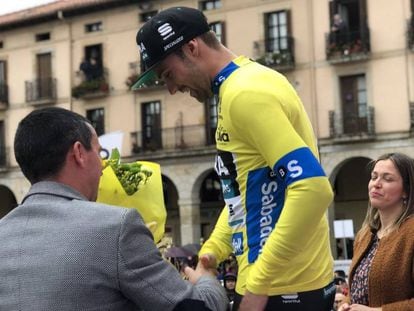 Maximilian Schachmann, tras ganar la primera etapa de la Vuelta al País Vasco.