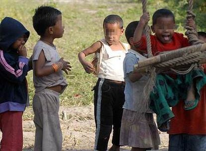 Niños nepaleses juegan  en un orfanato en Katmandú.