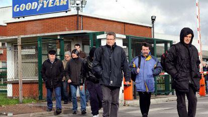 Trabajadores de Goodyear, saliendo de la fábrica de Amiens.