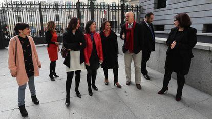 Diputados socialistas del sector crítico. De izquierda a derecha, Rocío de Frutos (Ourense), Susana Sumelzo (Zaragoza), Luz Seijo (Palencia), Margarita Robles (Madrid), Sofía Hernanz (Baleares), Odón Elorza (Gipuzkoa), José Luis Ábalos (Valencia) y Adriana Lastra (Asturias).