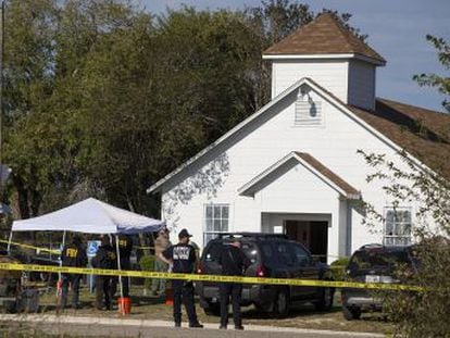 Devin Kelley abrió fuego en una misa en Sutherland Springs matando a 26 personas. La policía apunta que la violencia del tirador pudo estar motivada por  problemas domésticos 