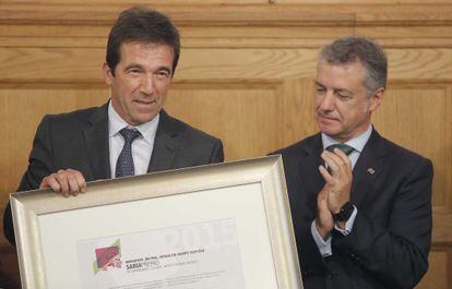 Juan Jos&eacute; &Aacute;lvarez, profesor de Derecho Internacional, recibe el Premio Eusko Ikaskuntza de manos del lehendakari Urkullu.
