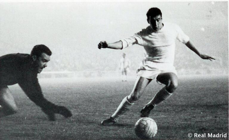 Pachín intenta controlar el balón durante un partido del Real Madrid.