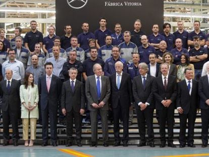 El Rey junto a autoridades, direcivos y trabajadores de Mercedes Benz en la planta de Vitoria.