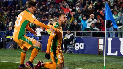 Borja Iglesias celebra su gol en el partido entre el Betis y el Getafe este sábado.
