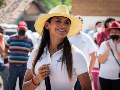Candidata Zudikey Rodríguez en un acto de campaña en Valle de Bravo