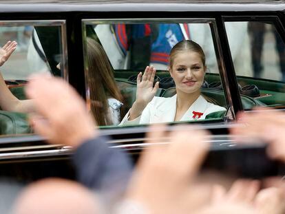 La Princesa de Asturias, Leonor, saluda desde el vehículo que la conduce a la jura de la Constitución, el pasado 31 de octubre, en Madrid.