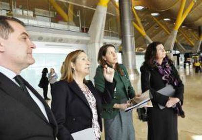 Fotografía facilitada por el ministerio de Fomento de su ministra Ana Pastor (2i), acompañada por la directora del Aeropuerto, Elena Mayoral (2d), el presidente de Aena, José Manuel Vargas (i), y la secretaria general de Transporte, Carmen Librero, durante su visita a Barajas para inaugurar el nombramiento del aeropuerto que desde hoy pasará a denominarse "Adolfo Suárez Madrid-Barajas".