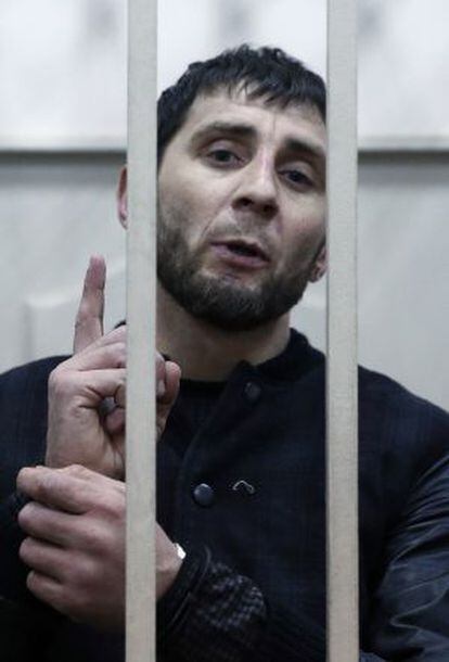 Zaur Dadayev, acusado formalmente del asesinato del opositor ruso Nemtsov, dentro de la celda de acusados.