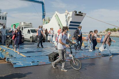 Pasajeros del ferry desembarcan en Villa San Giovanni (Calabria), el 21 de septiembre. 