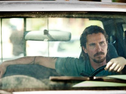 Christian Bale al volante en 'La ley del más fuerte'. Para algunas mujeres eso de meter las marchas no es comparable a nada.