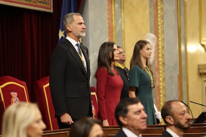 Los reyes y la princesa de Asturias, escuchan el himno nacional durante la apertura de la sesión conjunta de las Cortes Generales.