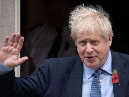 El primer ministro del Reino Unido, Boris Johnson, este miércoles a la puerta de su residencia en Downing Street.