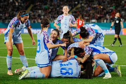 La española Laia Codina, es felicitada por sus compañeras de equipo después de anotar el cuarto gol durante el partido de fútbol de octavos de la Copa Mundial Femenina entre Suiza y España en Eden Park en Auckland, Nueva Zelanda