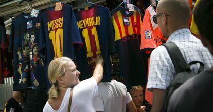 Camisetas de Messi y Neymar, en las calles de Barcelona.
